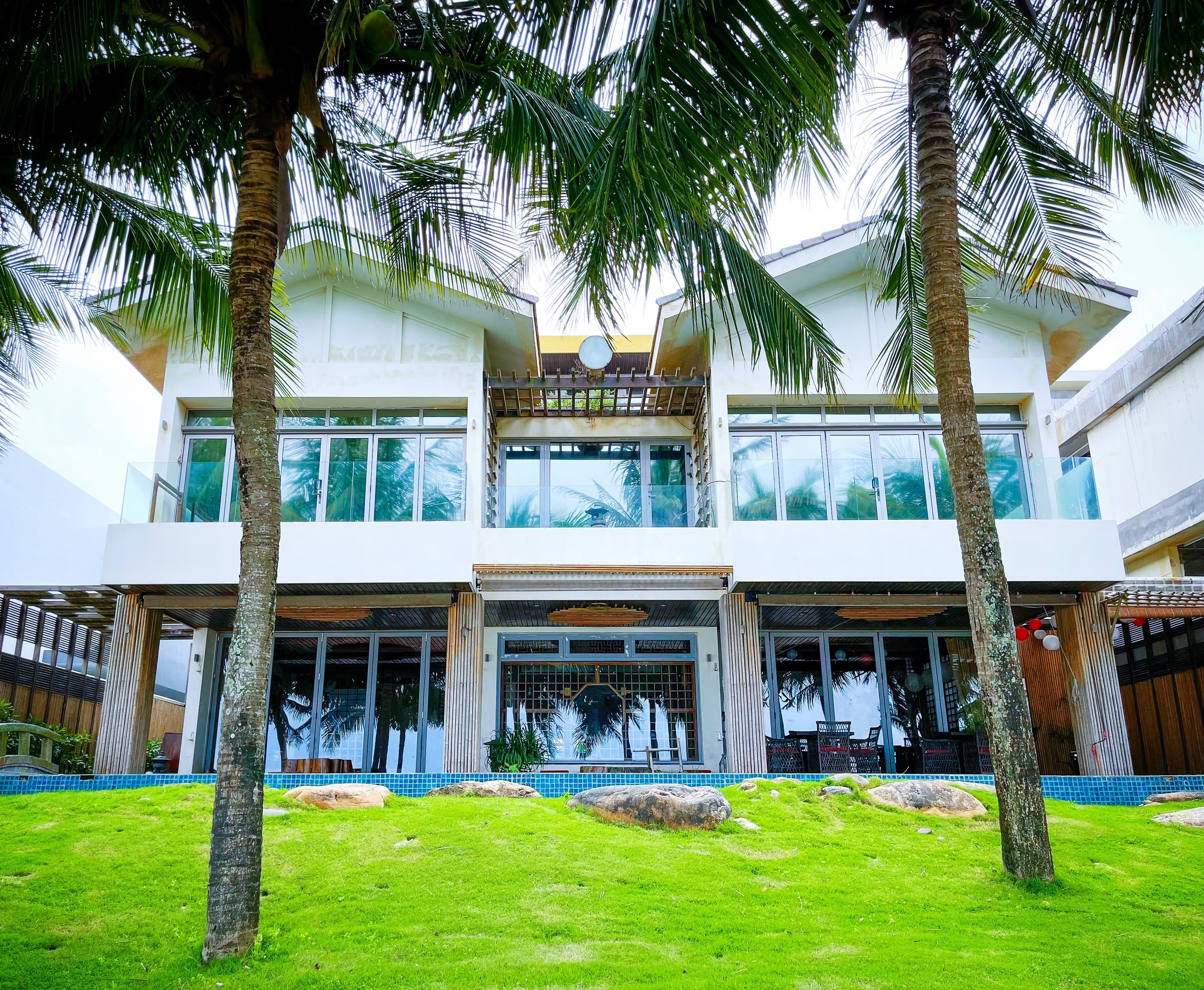 Khuôn viên của Mangala Zen Garden nhìn từ phía biển