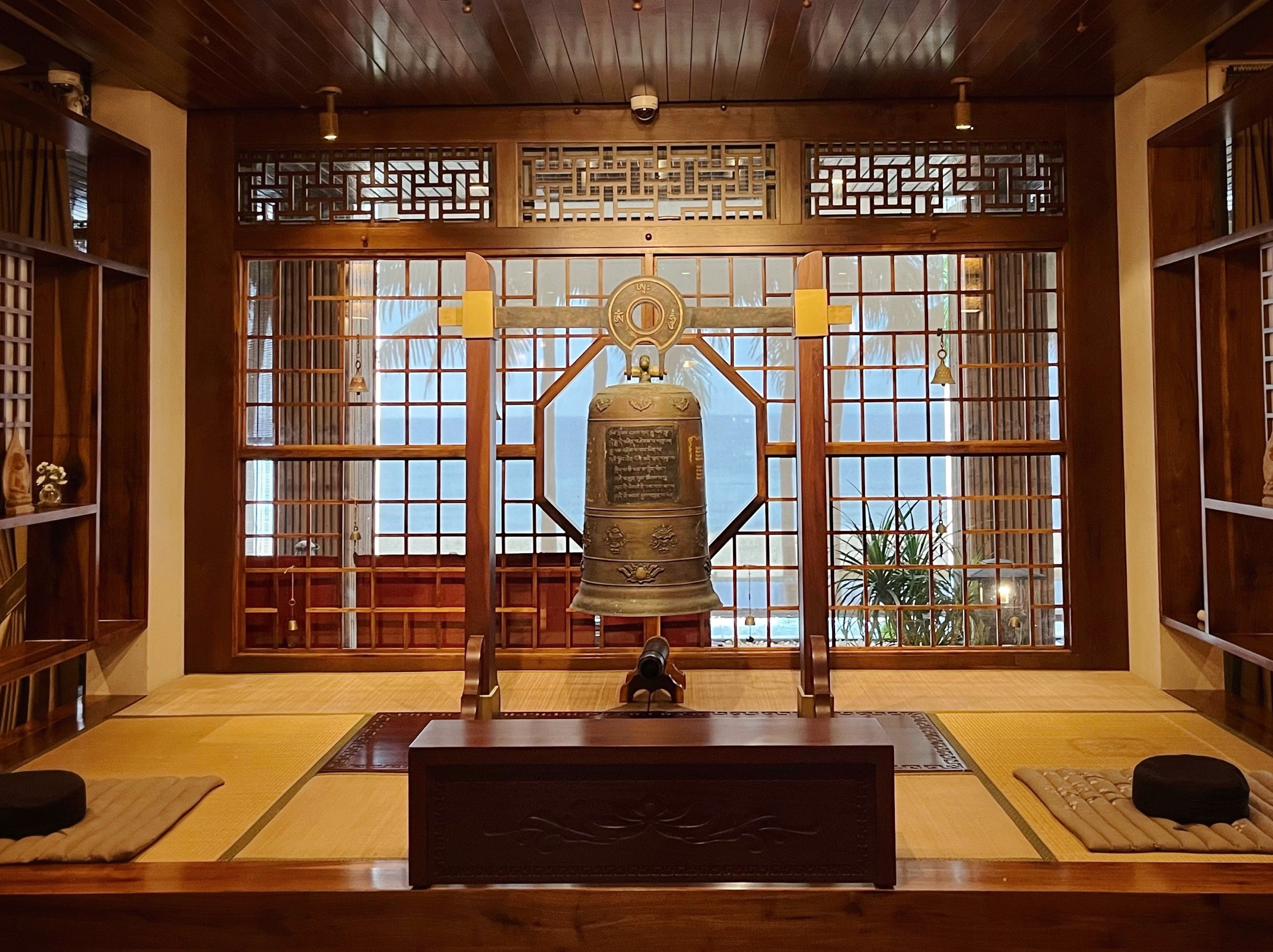Tiếng chuông tỉnh thức được đặt ngay giữa gian phòng Mangala Zen Garden