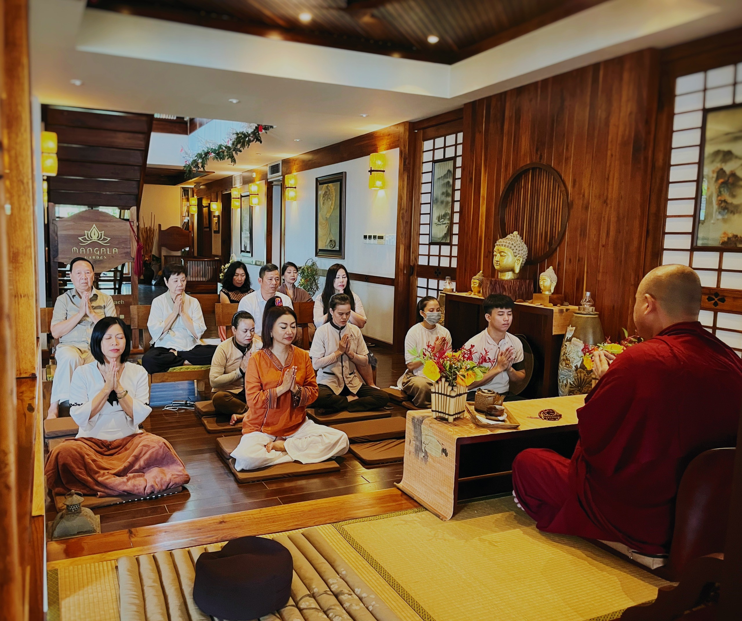 Khách tham quan trong một buổi thiền định tại Mangala Zen Garden