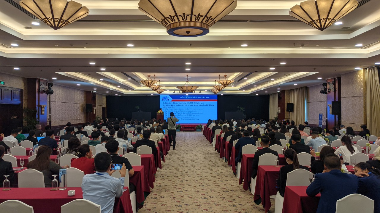 Toàn bộ phòng Hội thảo nhìn từ dưới lên