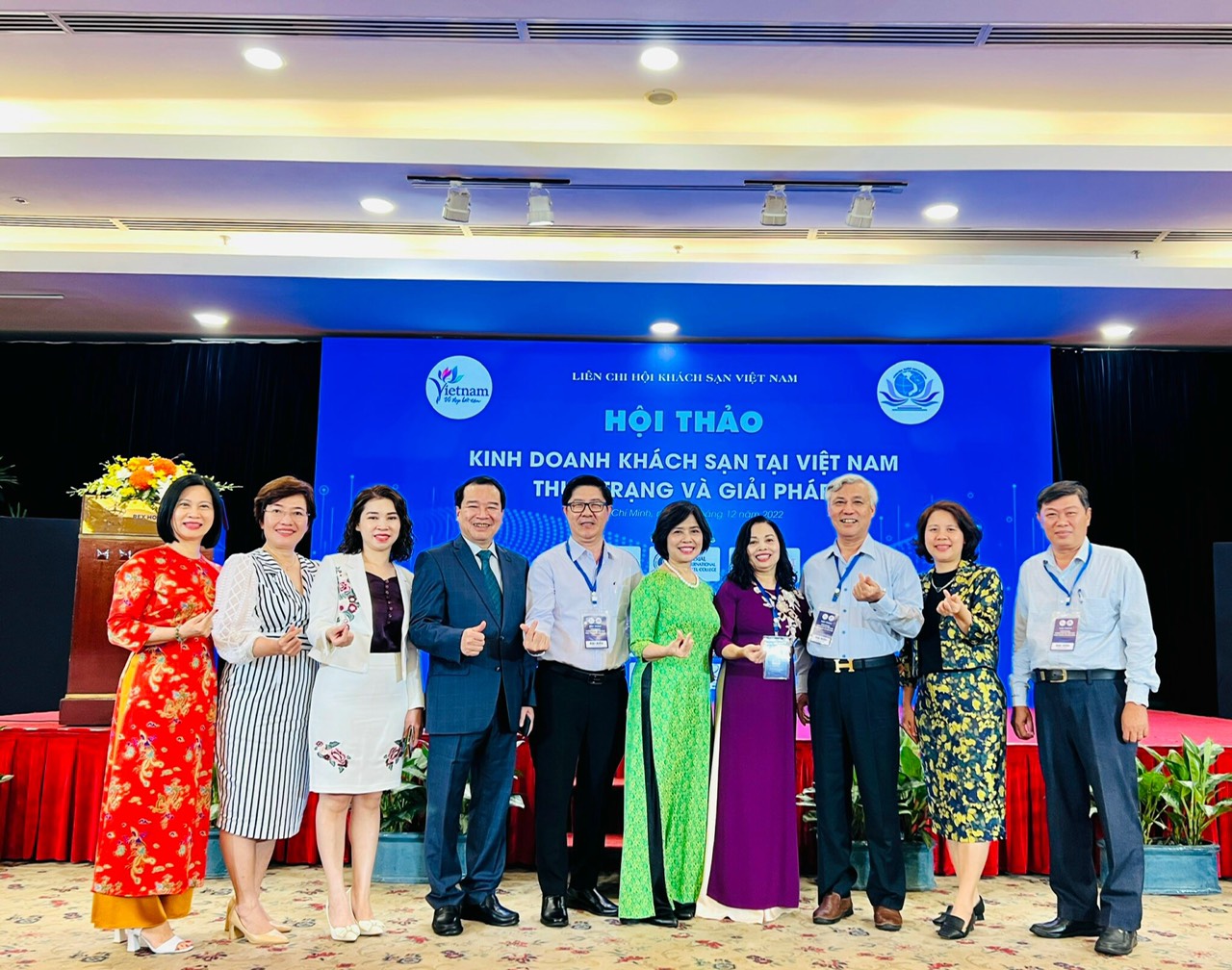 THAVICO Team chụp hình cùng các đại biểu của Hội khách sạn và đại biểu từ các cơ sở đầu ngành