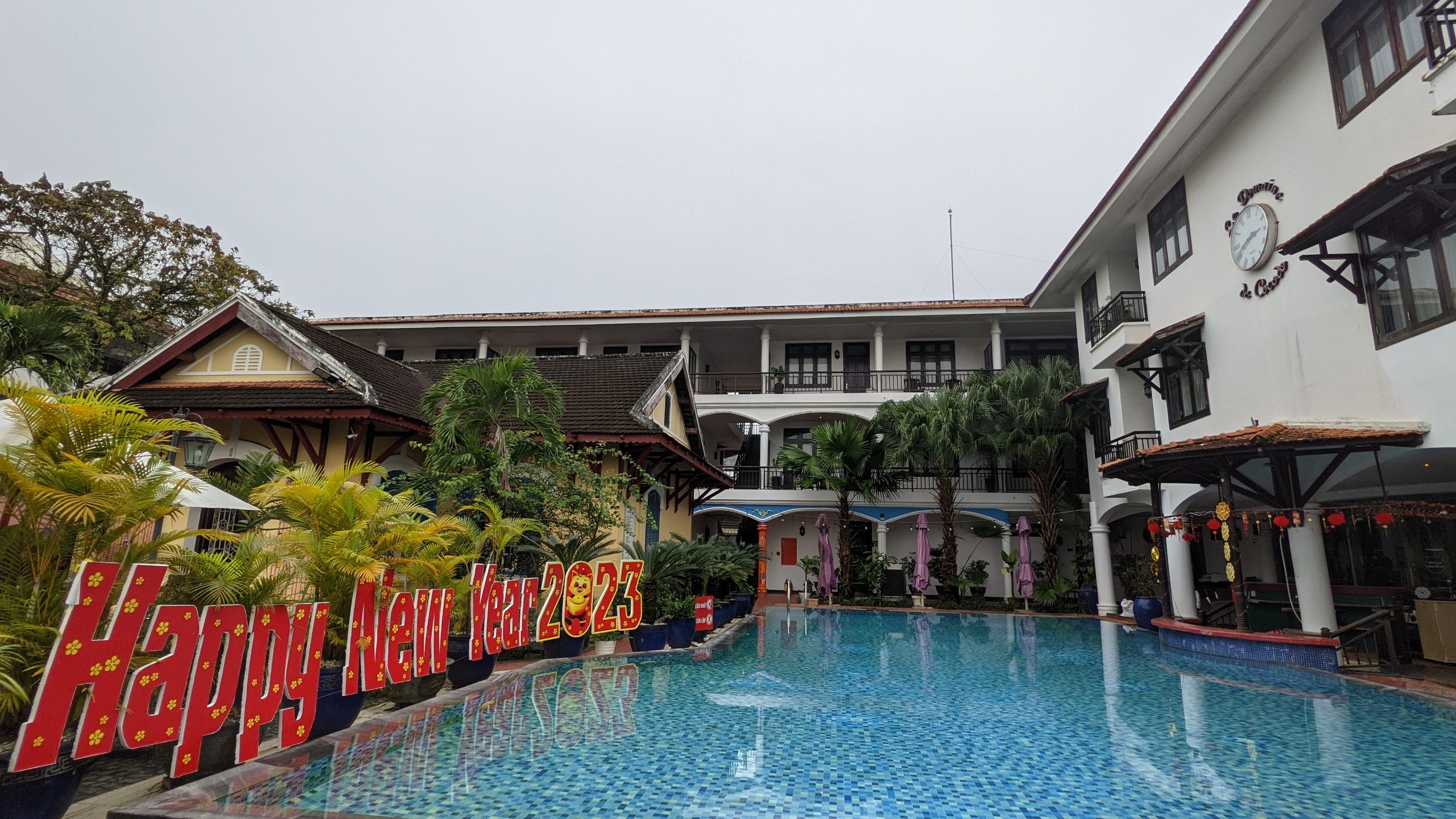 Hồ bơi tại Le Domaine de Cocodo luôn sạch sẽ 