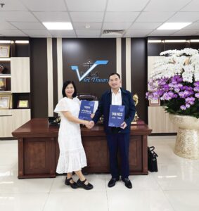 Chị Hồ Nguyễn Phương Chi - Tổng Giám đốc của THAVICO chụp hình cùng ông Trịnh Trung úy - Chủ tịch Việt Thuận Group