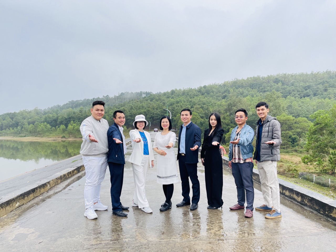 THAVICO và đại diện của Việt Thuận Group tham quan hồ Yên Trung, một thắng cảnh nổi tiếng của Uông Bí - Quảng Ninh