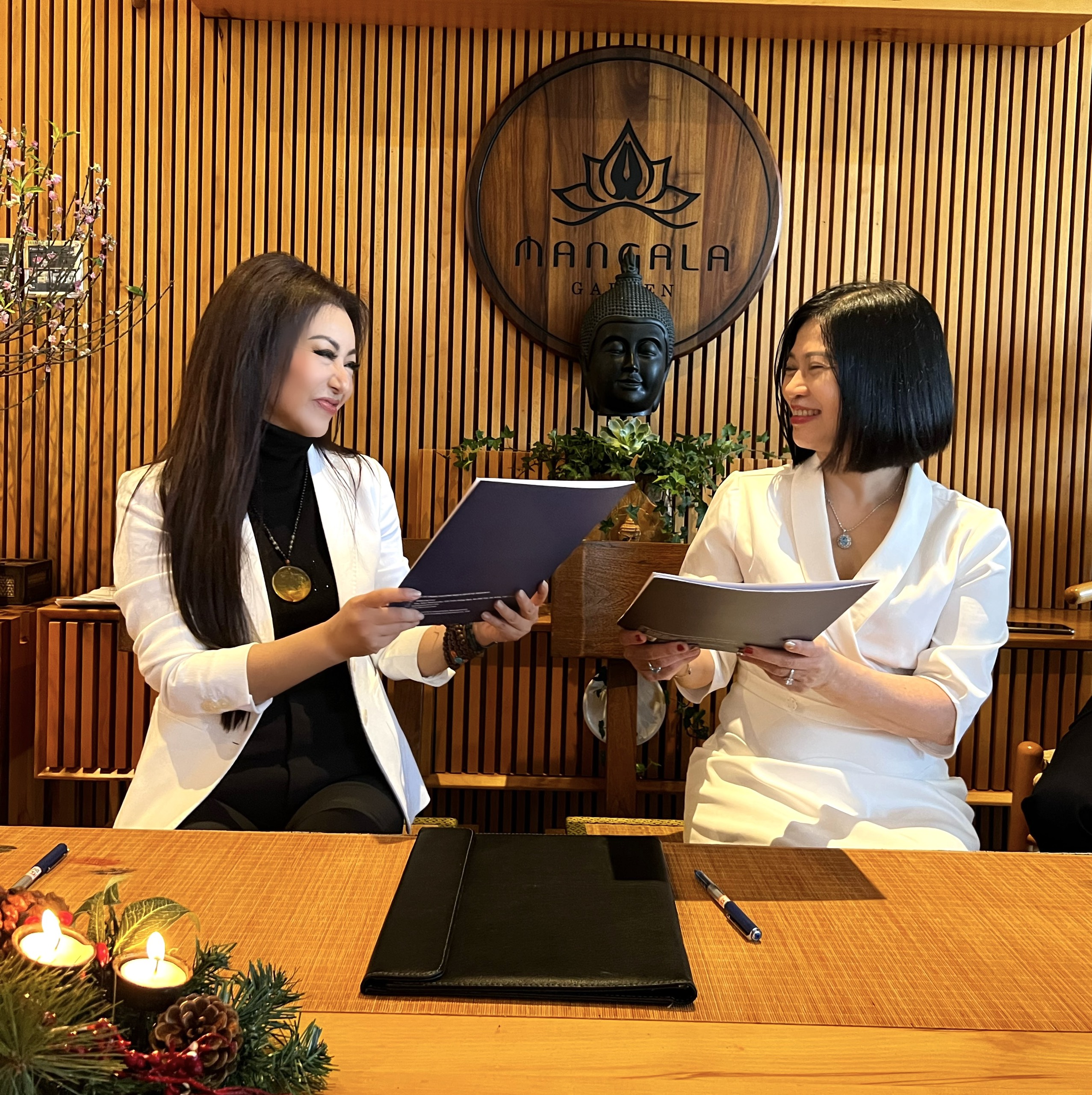 Chị Diệu Thuận và Chị Phương Chi cùng trao đổi hợp đồng