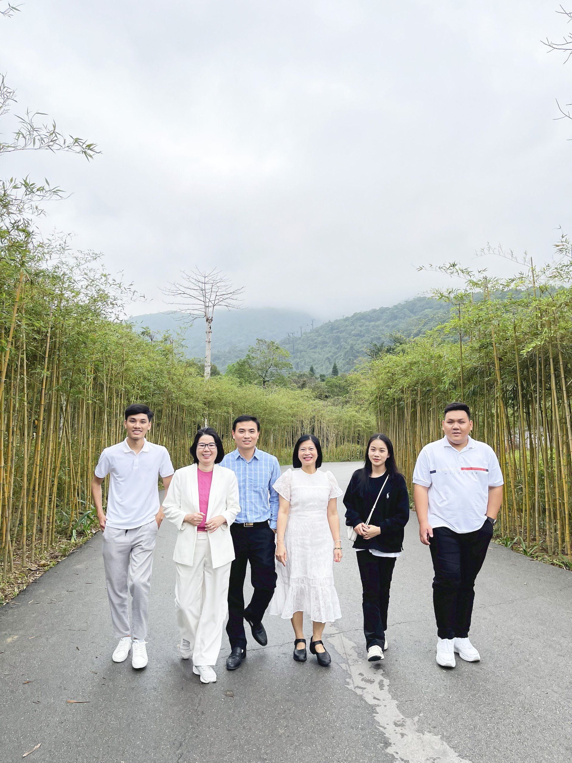 THAVICO và đại diện của Việt Thuận Group trên đường lên đỉnh Núi thiêng Yên Tử