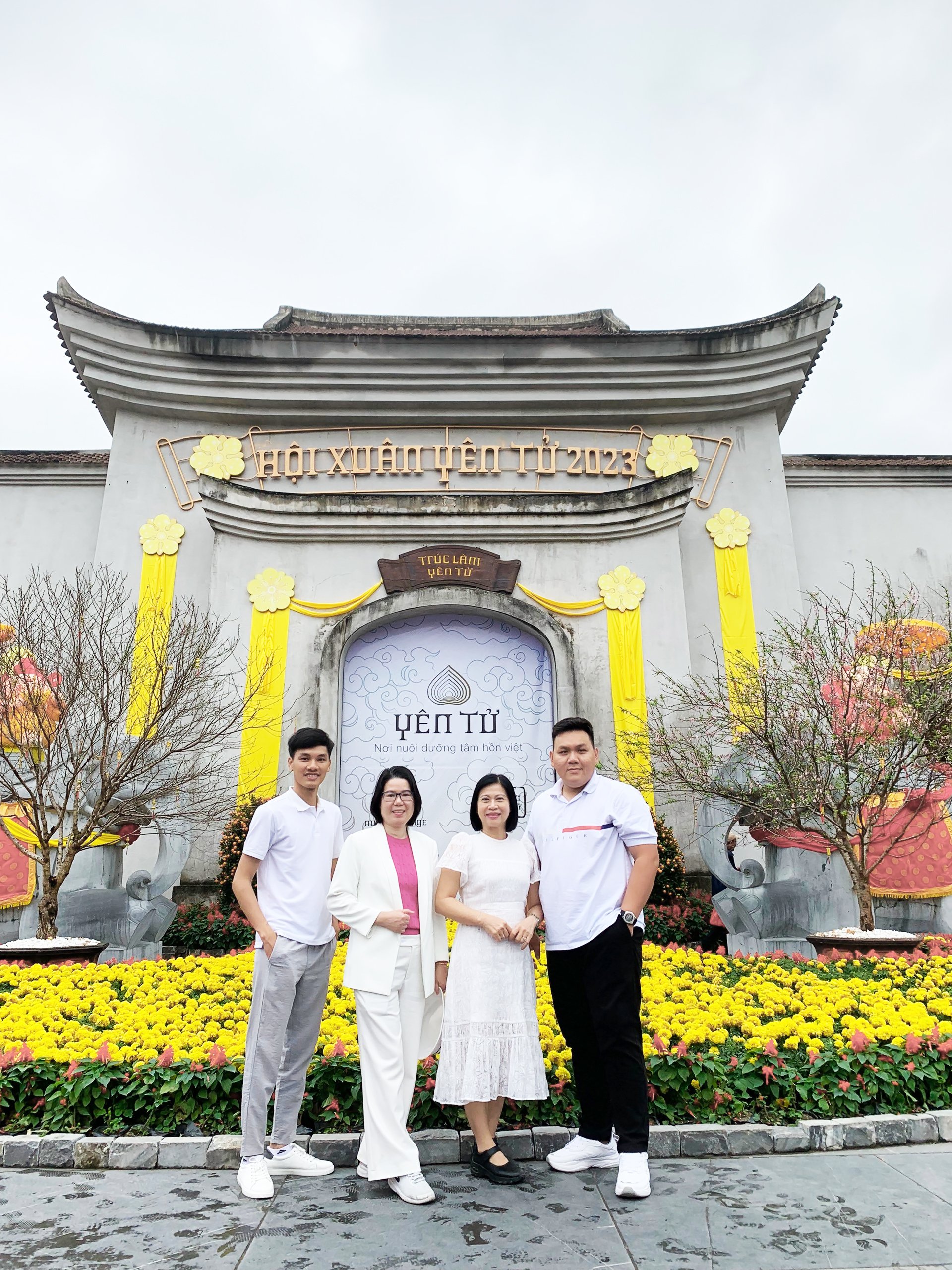 THAVICO Team tại cổng vào Thiền Viện Trúc Lâm Yên Tử