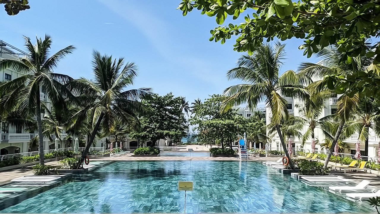 Hệ thống 3 hồ bơi cực kì rộng rãi tại Anna Beach Phú Quốc