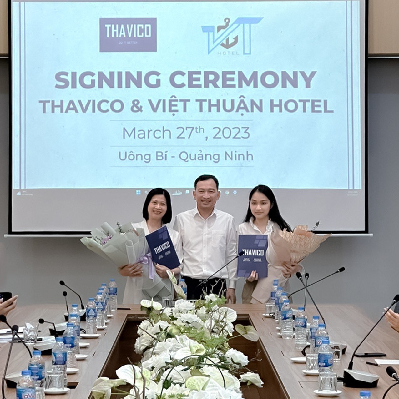 Chị Hồ Nguyễn Phương Chi (bên trái) chụp hình cùng Ông Trịnh Trung Úy - Chủ tịch Việt Thuận Group và Bà Trịnh Thị Thùy Linh - Giám đốc của Việt Thuận Hotel