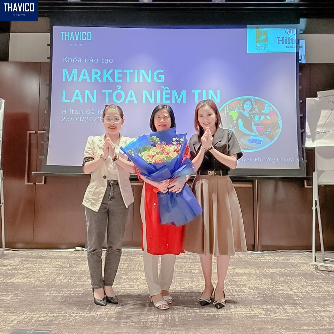Tặng khoa cho Giảng viên của Khóa đào tạo Marketing - Lan tỏa niềm tin
