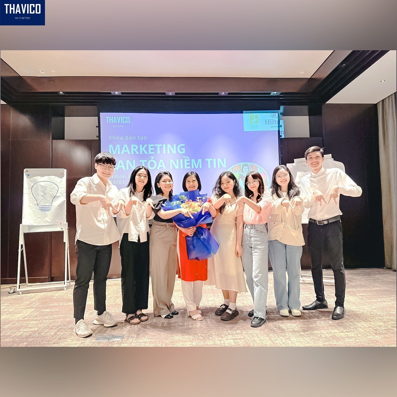 Các thành viên Ban tổ chức chụp hình lưu niệm 