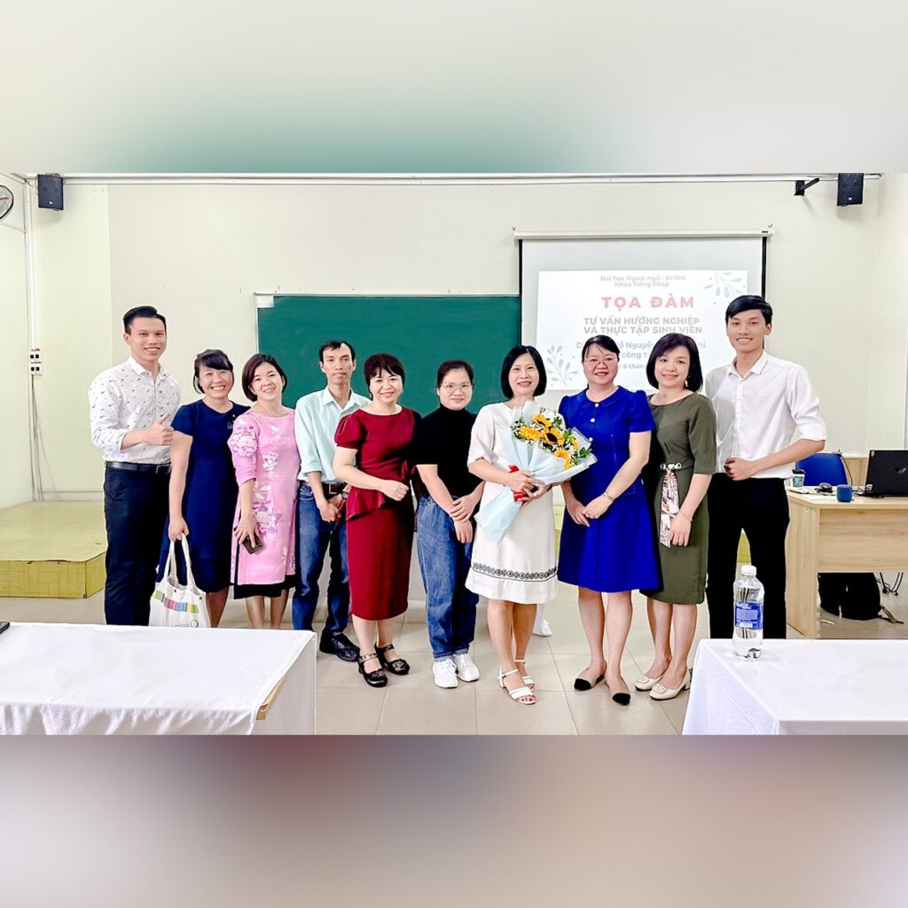 THAVICO Team chụp hình cùng Ban lãnh đạo Khoa Tiếng Pháp UFLS-UDN