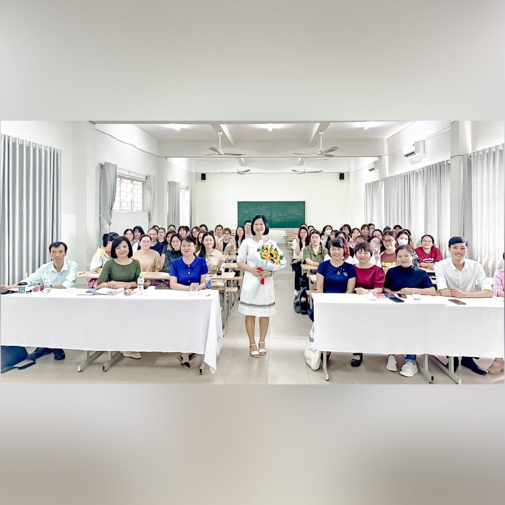 THAVICO chụp hình cùng sinh viên khoa Pháp UFLS-UDN