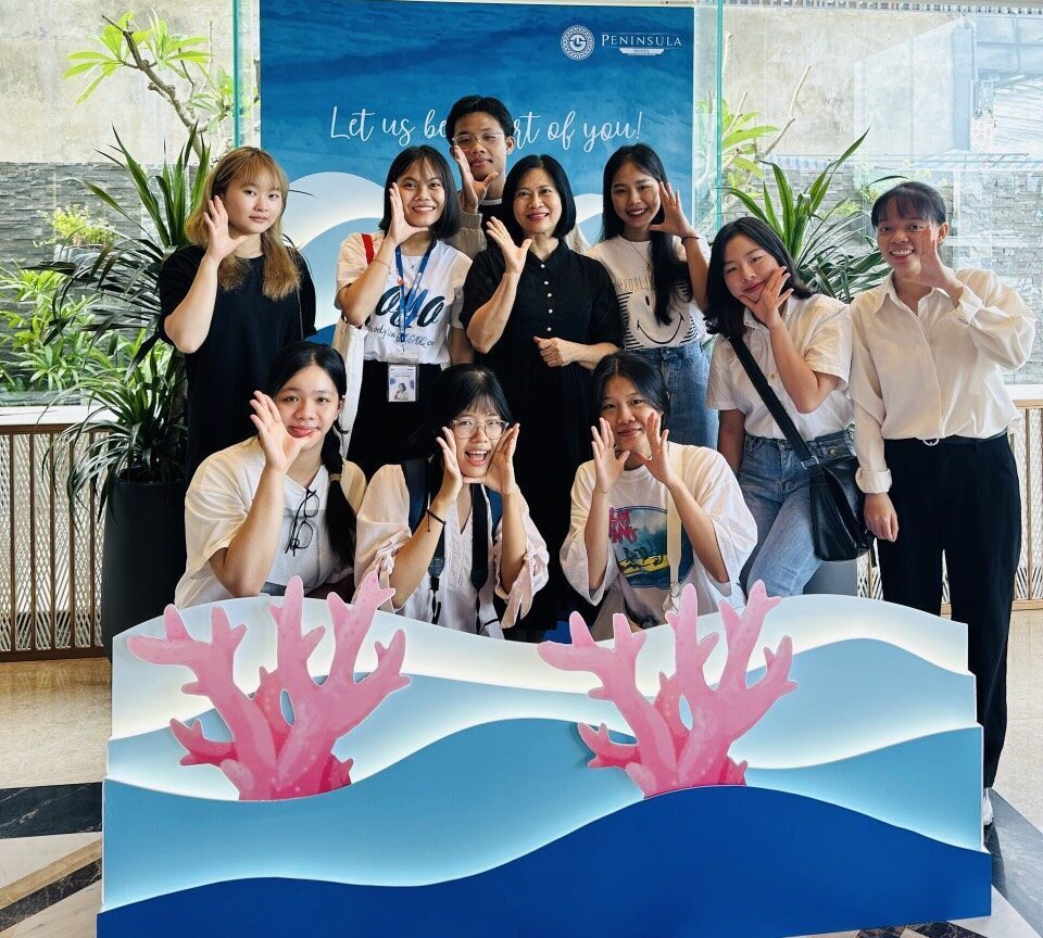Các sinh viên AIESEC chụp hình sau sự kiện tại Peninsula Hotel