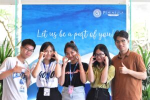 Các sinh viên AIESEC chụp hình sau sự kiện tại Peninsula Hotel