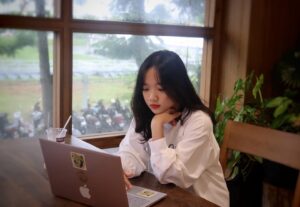 sinh viên trầm ngâm, suy tư bâng khuâng có đang thấu hiểu bản thân mình không